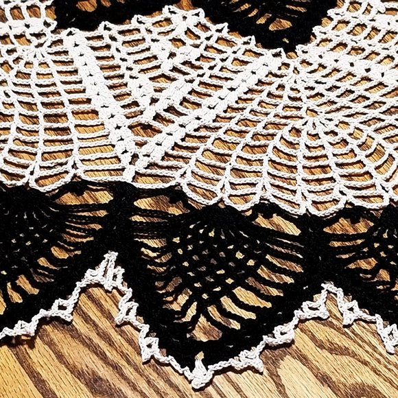 Vintage Style New Hand Crafted 30" Black and Natural Pineapple Doily - Picture 2 of 3
